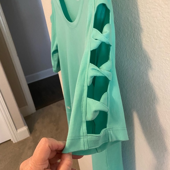 Kim Rogers Green Top with Pretty Sleeves - Picture 3 of 4